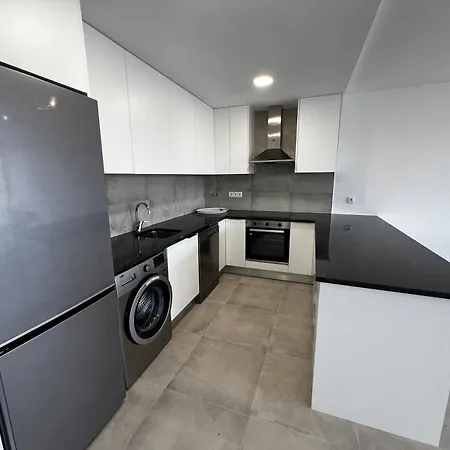 Modern Spacious With Rooftop Pool * サン・マルティーニョ・ド・ポルト