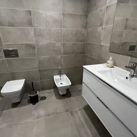 Modern Spacious With Rooftop Pool アパート