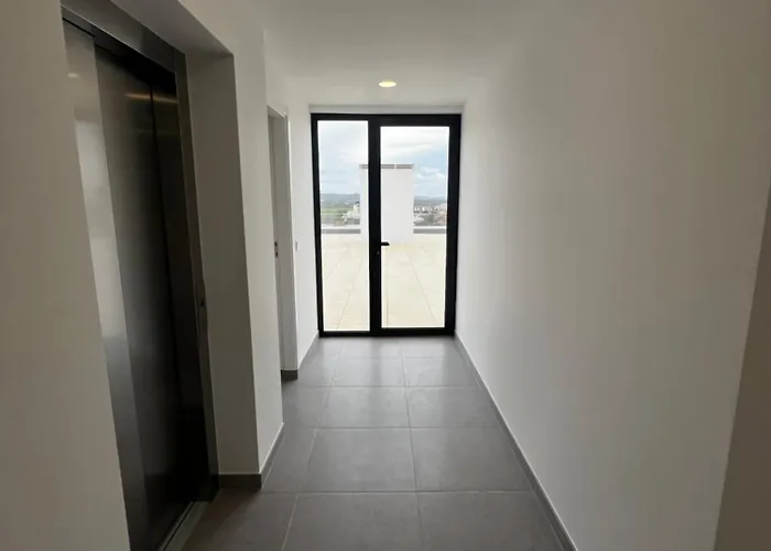 Modern Spacious With Rooftop Pool * 상 마르티뇨 두 포르투