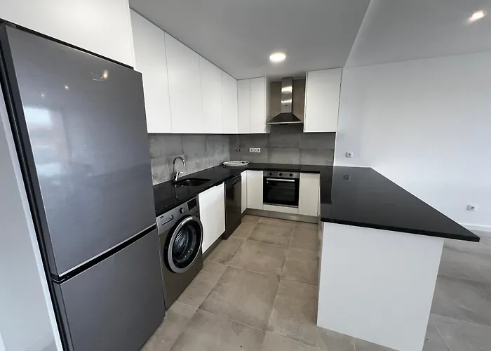 Modern Spacious With Rooftop Pool * 상 마르티뇨 두 포르투