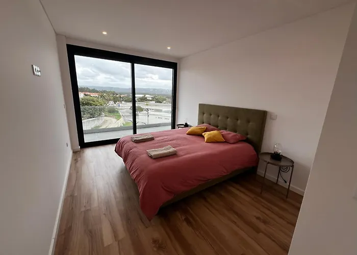 Modern Spacious With Rooftop Pool * 상 마르티뇨 두 포르투