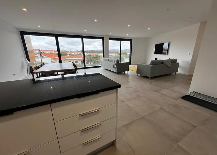 Modern Spacious With Rooftop Pool * 상 마르티뇨 두 포르투