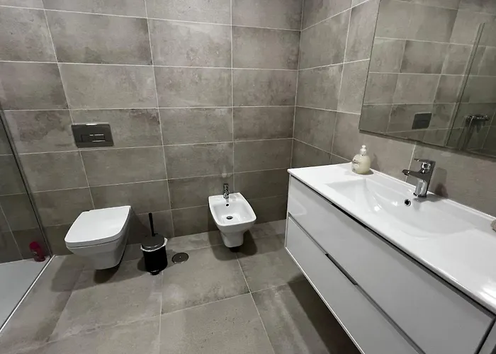 Modern Spacious With Rooftop Pool 아파트