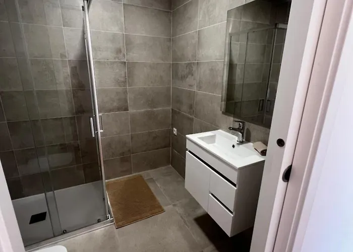 Modern Spacious With Rooftop Pool * 상 마르티뇨 두 포르투